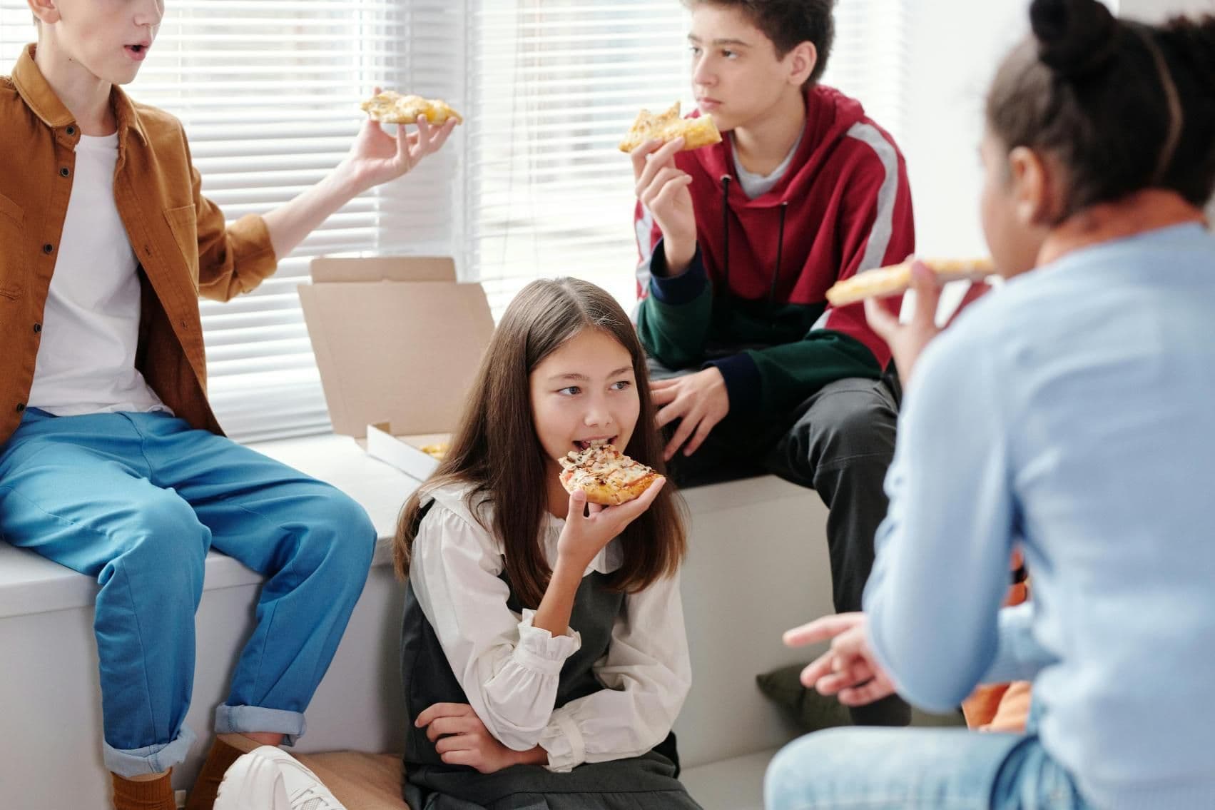 Έφηβος και junk food: Πώς να τον βοηθήσεις να τρώει υγιεινά
