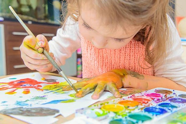 Το Messy Play βοηθά πραγματικά στην ανάπτυξη του παιδιού μου;
